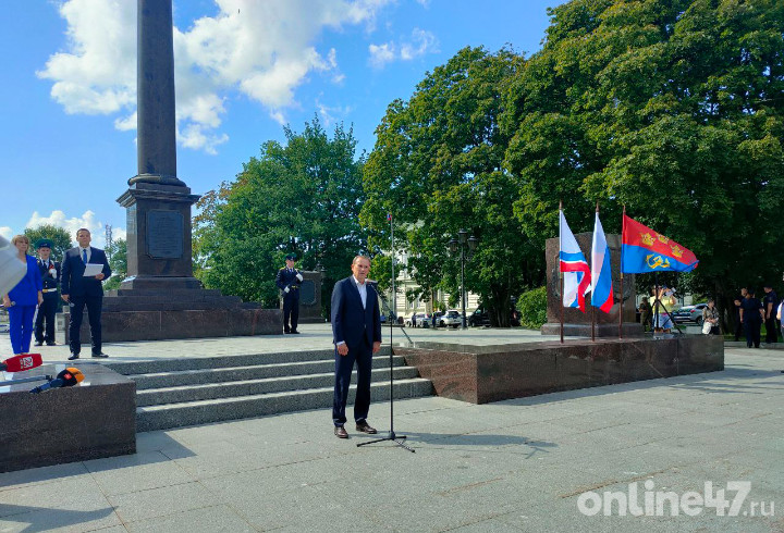 Александр Дрозденко поздравил выборжан с Днем окончания Ленинградской битвы