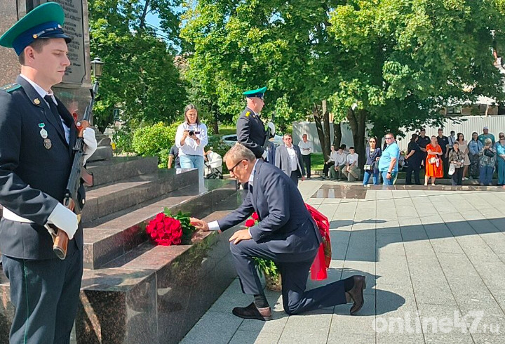 Александр Дрозденко возложил цветы к стеле «Город воинской славы» в Выборге