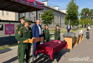 Александр Дрозденко вручил государственные награды военным войсковой части в Каменке
