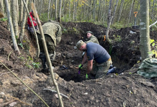 В лесу под Кировском обнаружили воронку с останками 17 советских бойцов