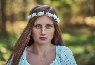 Неулыбчивость покоряет TikTok: что стоит за трендом иностранцев на «славянский взгляд»