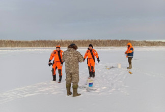 Спасатели Ленобласти продолжают патрулирование водоемов в местах зимней рыбалки