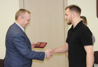 В Лодейном Поле вручили медаль ветерану СВО