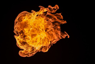 В Петербурге загорелся бывший кинотеатр на улице Лени Голикова