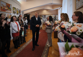 Творческая сторона власти: в Доме правительства Ленобласти распустились «Цветы Команды 47»