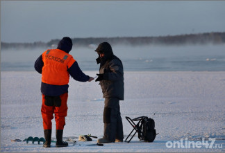Спасатели Приозерска эвакуировали троих человек со льда озера Вуокса