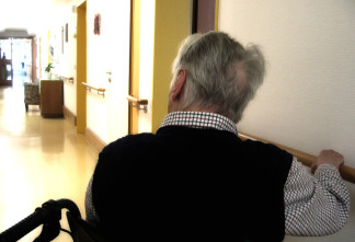 Хотят вывести бизнес из тени: для чего в России предлагают лицензировать работу частных домов престарелых