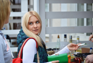 Снимать наличные, заводить дополнительные карты: что рекомендуют экономисты после массового сбоя в российских банках