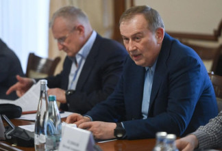 Александр Дрозденко поручил усилить контроль за большегрузами для сохранности дорог