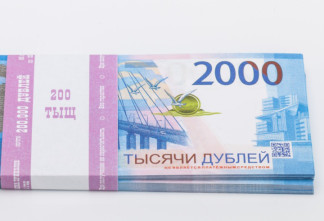 Мошенник из Киришей расплатился с пенсионеркой сувенирными купюрами