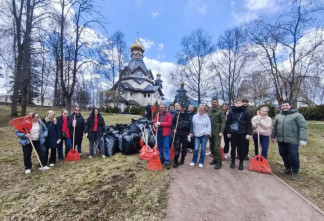 Субботник в Рощино объединил сотрудников соцзащиты