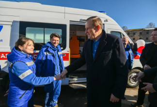 Александр Дрозденко поздравил работников скорой помощи и рассказал об обновлении автопарка