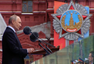 Владимир Путин поздравил участников парада на Красной площади с Днем Победы