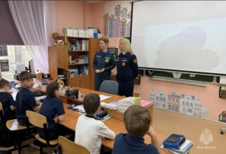 Сотрудники МЧС Тосненского района познакомили второклассников школы № 3 с профессией пожарного