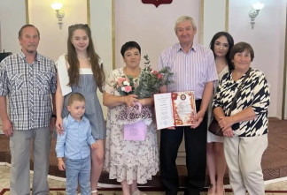 Юбиляров Хозяйкиных поздравили в Тихвине с 50-летием брака