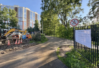 Старт работ: в «Оккервиле» обновляют дорожки для прогулок