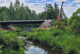 Дорожники Ленобласти завершают реконструкцию моста через реку Кумбито в Волховском районе