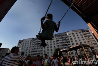 «Я пойду рожать второго»: как отцы на детских площадках покорили женские сердца в интернете