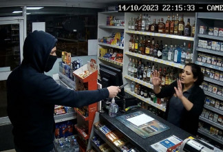 В поселке Щеглово неизвестный угрожал продавцу ножом и требовал алкоголь и сигареты