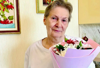 «Полный дом картин»: жительница Кудрово отметила 80-летний юбилей
