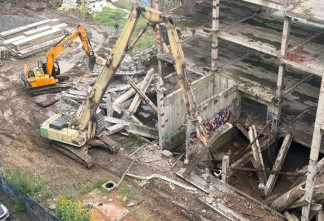 На проспекте Энтузиастов в Петербурге начался снос самовольной постройки-гиганта