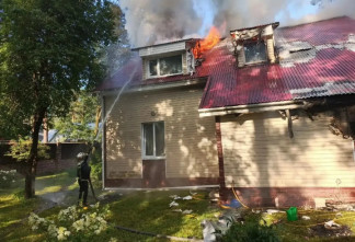 Восемь пожаров потушили в Ленобласти за сутки