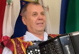 В Шлиссельбурге участников выборов встречают с самоваром и гармонью
