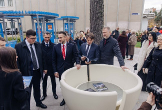 Лось, маяк и асфальт с ароматом дыни: в Сосновом Бору показали необычные проекты к 100-летию Ленобласти